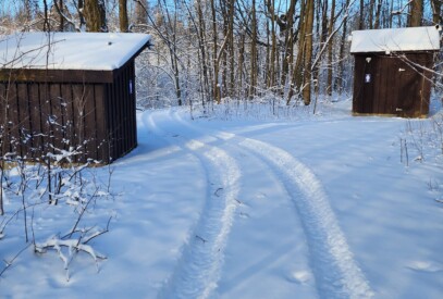 Winter photo, displaying the kybos located at the end of the path
